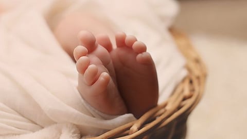 Kolkata : टॉयलेटमध्ये दिला बाळाला जन्म, अन् काच फोडून बाळाला दिले फेकून