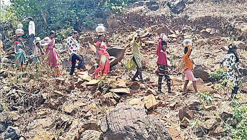 इगतपुरी : पिण्याच्या पाण्यासाठी दर्‍या-खोर्‍यातून पायपीट करताना महिला.(छाया : वाल्मीक गवांदे)