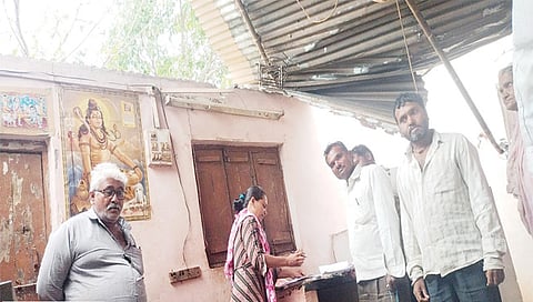 मालेगाव : गिलाणे येथे वादळी वार्‍यात पत्रे उडालेल्या घरांचा पंचनामा करताना महसूलचे पथक. 
