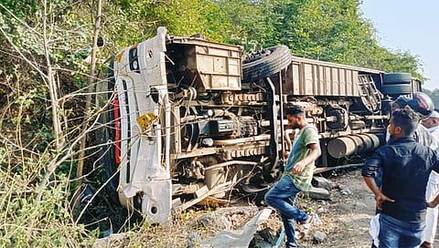 रायगड: कर्नाळा येथे शिवशाही बसला अपघात: २ जण जखमी