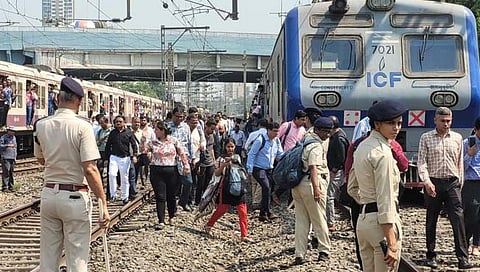  पश्चिम रेल्वेची वाहतूक विस्कळीत  