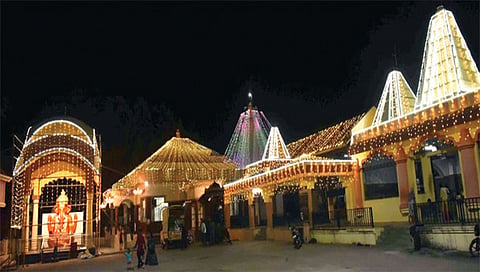 सिन्नर : ग्रामदैवत भैरवनाथ महाराज मंदिरास यात्रोत्सवानिमित्त करण्यात आलेली विद्युत रोषणाई. (छाया : संदीप आहेर) 