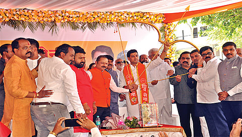 नाशिक : शिवसेना मध्यवर्ती कार्यालय उद‌्घाटनाप्रसंगी खा. डॉ. श्रीकांत शिंदे यांचा सत्कार करताना ना. दादा भुसे, हेमंत गोडसे, सुहास कांदे, अजय बोरस्ते, राजू लवटे, भाऊसाहेब चाैधरी, प्रवीण तिदमे आदी. (छायाचित्र : रुद्र फोटो)