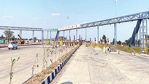 वावी : सिन्नर-शिर्डी महामार्गावर पिंपरवाडी शिवारातील टोलप्लाझा. (छाया : संतोष बिरे)
