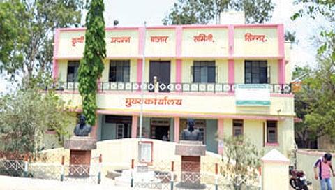 सिन्नर कृषी उत्पन्न बाजार समिती www.pudhari.news 
