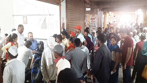 मालेगाव : कांदा अनुदानासाठी संमतिपत्रासाठी आवश्यक स्टॅम्पपेपर खरेदीसाठी शेतकर्‍यांची लागलेली रांग.                                                                     (छाया : सुदर्शन पगार)