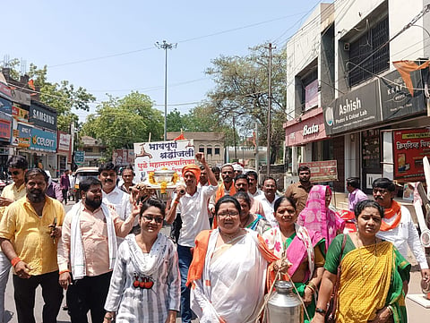 धुळे : प्रतिकात्मक प्रेतयात्रा आंदोलनात सहभागी होत तिरडीला खांदा देताना महिला आघाडीच्या कार्यकर्त्या.  (छाया - यशवंत हरणे)