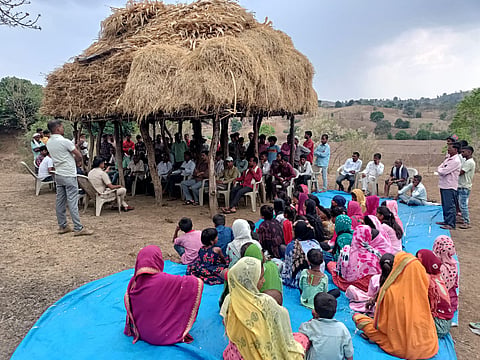 नंदुरबार : ऑपरेशन अक्षता अभियान अंतर्गत गावोगावी बैठका घेत नागरिकांमध्ये जनजागृती करण्यात येत आहे. (छाया :योगेंद्र जोशी) 