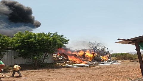 देवळा : भंगार दुकानाला अचानक आग लागल्याने आग विझवण्यासाठी रहिवाशांकडून प्रयत्न सुरु. (छाया: सोमनाथ जगताप)