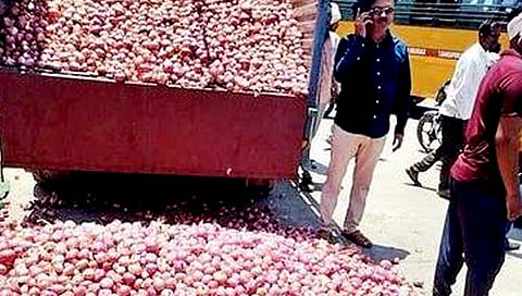 छत्रपती संभाजीनगर : कांद्याला फक्त दोन रुपये किलोचा भाव; संतप्त शेतकऱ्याने महामार्गावर कांदा फेकला