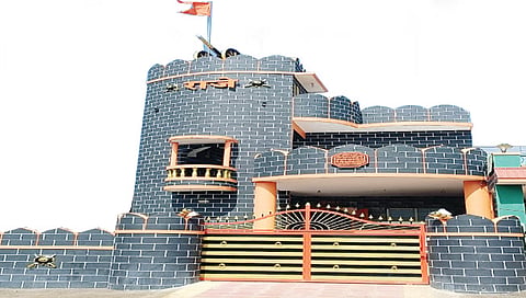 मालेगाव  : भायगाव परिसरात डॉ. संतोष पाटील यांनी किल्ल्याप्रमाणे बांधलेला बंगला.