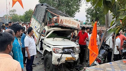 जळगाव : अपघातात चकनाचूर झालेला भरधाव पिकअप वाहन. (छाया : चेतन चौधरी)
