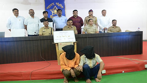 जळगाव : चैन स्नॅचिंगचे गुन्हयातील ताब्यात घेण्यात आलेल्या आरोपींसोबत पोलीस. (छाया: चेतन चौधरी)