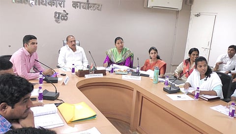 धुळे : जिल्हाधिकारी कार्यालयातील सातपुडा सभागृहात जिल्हा नवसंजीवन समितीची बैठकीत सूचित करताना आदिवासी विकास मंत्री डॉ. विजयकुमार गावित. (छाया : यशवंत हरणे) 