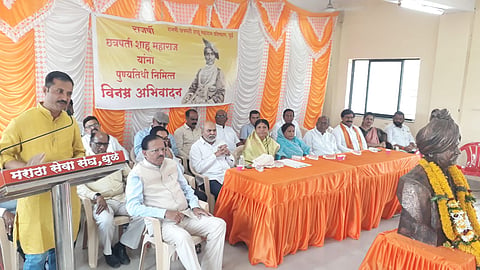 धुळे : स्मृतीदिनानिमित्त मराठा सेवा संघाचे कार्यालय येथे मनोगत व्यक्त करताना प्रा. डॉ. सदाशिव सुर्यवंशी. समवेत महापौर प्रतिभा चौधरी, माजी आमदार राजवर्धन कदमबांडे आदी.  (छाया: यशवंत हरणे) 