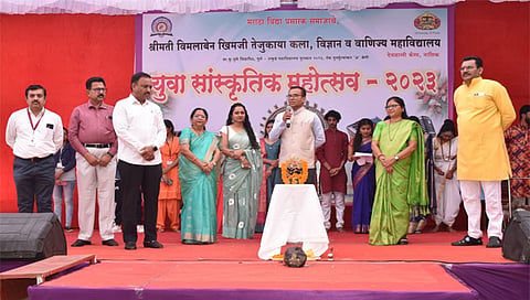 देवळाली कॅम्प : सांस्कृतिक कार्यक्रमात विद्यार्थ्यांना मार्गदर्शन करताना प्राचार्य डॉ. एस. एस. काळे समवेत. शालेय समितीचे अध्यक्ष विलास धुर्जड आदी.  (छाया: उमेश देशमुख)