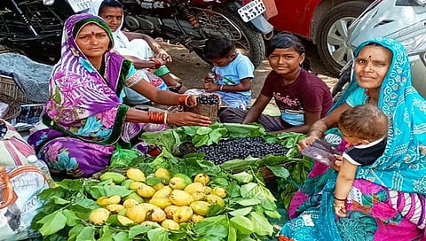 पिंपळनेर : बाजारपेठेत करवंद विकणारी महिला. 