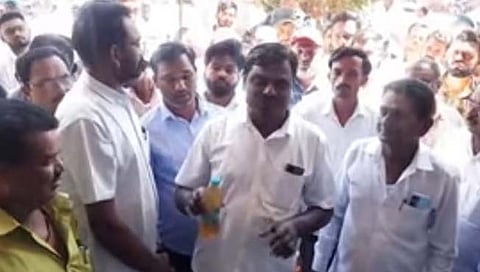 सांगली: विटा नगरपालिकेत गोमूत्र शिंपडून लाचखोर मुख्याधिकाऱ्याचा निषेध