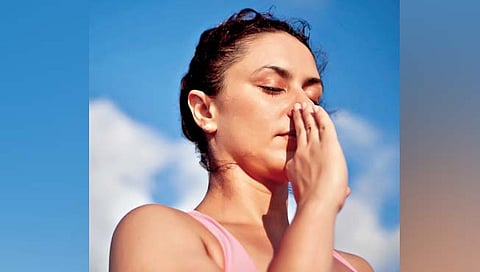 श्‍वास कसा घेता यावर ठरत तुमचं आराेग्‍य, जाणून घ्‍या श्वास घेण्याची योग्य पद्धत