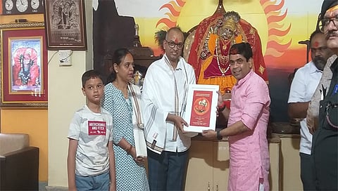 सप्तशृंगगड: सभामंडप जीर्णोद्धार प्रकल्पासाठी ११ लाखाचा धनादेश सुपूर्त करताना गर्ग सहपरिवार. (छाया - तुषार बर्डे)
