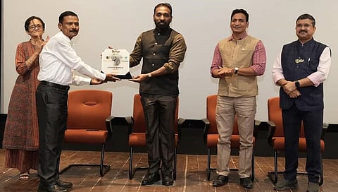 देवळाली कॅम्प : अपर प्रधान मुख्य वनसंरक्षक डॉ. व्ही. क्लेमेंट बेन यांच्या हस्ते लेपर्ड वॉरियर पुरस्कार  स्विकारताना नाशिकचे वनपरिक्षेत्र अधिकारी सुनील वाडेकर. (छाया: संजय निकम)