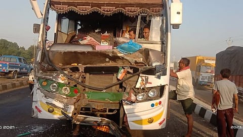 Nashik : सिन्नरजवळ तिहेरी अपघात, पाच जण जखमी
