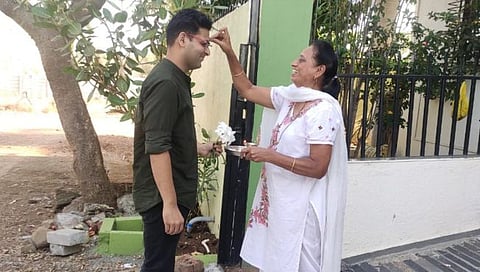नाशिक : यूपीएससी परीक्षा उत्तीर्ण गौरव कायंदे-पाटील याचे औक्षण करताना कुटुंबीय
