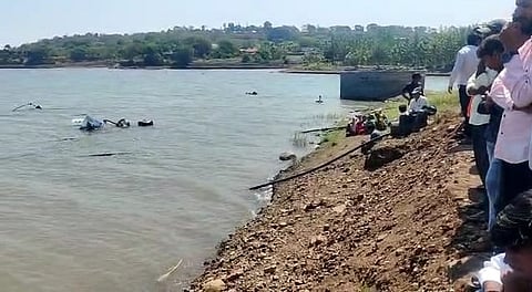 फोटो :  गोऱ्हे खुर्द (ता. हवेली) येथे सोमवारी सकाळी खडकवासला धरणात बुडालेल्या मुलींंचा शोध घेताना ग्रामस्थांसह अग्निशमन दलाचे जवान संजय माताळे.