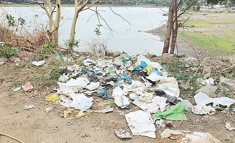 मुळशीतील छत्रपती शिवाजी महाराज तलाव कचर्‍याच्या विळख्यात