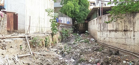 पुण्यातील नर्‍हे येथील ओढ्यात पाणी नव्हे, राडारोडा!