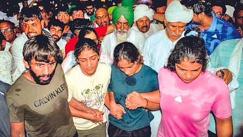 Wrestlers Protest : भारतीय कुस्ती संघाला निलंबनाचा इशारा