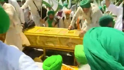 wrestlers protest : जंतरमंतरवर कुस्तीपट्टूंसह शेतकरीही हिंसक; शेतकरी संघटनांच्या कार्यकर्त्यांनी तोडले बॅरिकेड्स