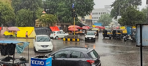वादळी वाऱ्यासह मुसळधार पावसाने बारामतीला झोडपले