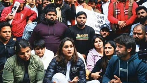 Wrestlers call off protest | पाच महिन्यांनंतर कुस्तीपटूंचे आंदोलन मागे, पण कोर्टात लढाई सुरुच राहणार