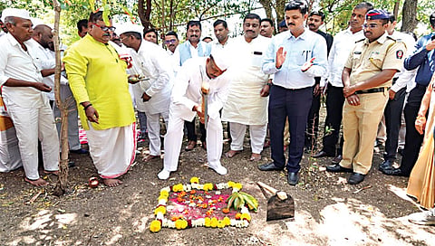 नाशिक : संशोधन केंद्र इमारतीचे भूमिपूजन करताना आदिवासी विकासमंत्री 
डॉ. विजयकुमार गावित. समवेत इतर मान्यवर. (छाया: गणेश बोडके)
