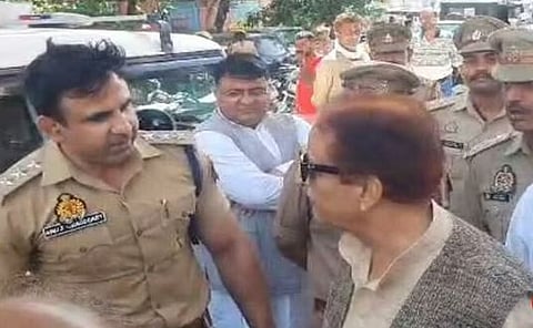 “अखिलेश यांच्‍या उपकाराची आठवण आहे का? …”आझम खान यांची पोलिस अधिकार्‍याला विचारणा, मिळाले सडेतोड उत्तर