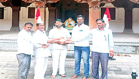 चांदवड : इंदूरला उभारण्यात येणार्‍या छत्रपती यशवंतराव होळकरांच्या भव्यदिव्य अश्वारूढ पुतळ्याच्या उभारणीसाठी चांदवडच्या ऐतिहासिक रंगमहाल येथील माती संकलित करताना मल्हार सेना महाराष्ट्र राज्य सरचिटणीस व धनगर समाजबांधव.