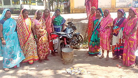 जालखेड : येथे दारूविक्री विरोधात एकत्र आलेल्या महिला.(छाया : समाधान पाटील)