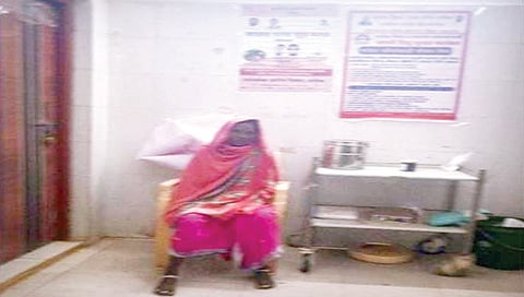 धारगाव :  आरोग्य केंद्रात उपचारासाठी आलेली आदिवासी महिला.