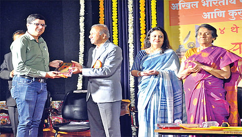 नाशिक : लेखक-प्रकाशक साहित्य संमेलनात दै. पुढारीचे प्रतिनिधी गौरव जोशी यांना गौरविताना उपाध्यक्ष वसंत खैरनार. (छाया : रुद्र फोटो)