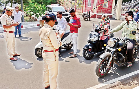 Helmet Rule : हेल्मेट न घातल्यास 1 हजारांचा दंड; मनपा कर्मचा-यांना आता सक्ती