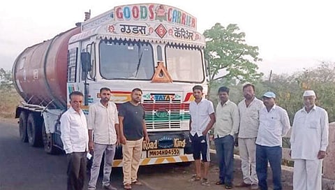इगतपुरी : दारणा नदीमध्ये घातक केमिकल टाकताना शेतकर्‍यांनी रोखलेला टँकर.