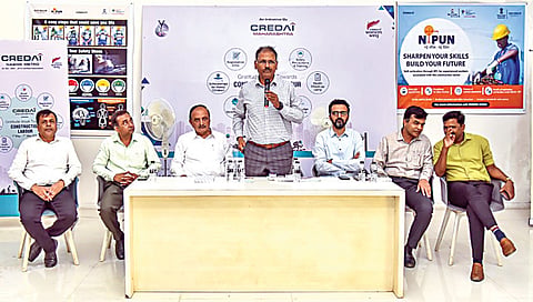 नाशिक : कामगार कृतज्ञता सप्ताहात बोलताना अनंत राजेगावकर. समवेत कृणाल पाटील, सुरेश पाटील, उमेश वानखेडे, अनिल आहेर आदी.