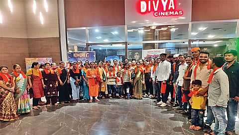 सिडको : येथील दिव्या ॲडलब येथे मोफत 'दि केरला स्टोरी' चित्रपटाचा आनंद अनुभवताना महिला.