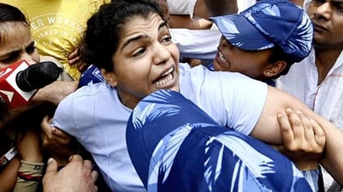 कुस्‍तीपटू साक्षी मलिकला ताब्‍यात घेताना महिला पाेलीस. 
