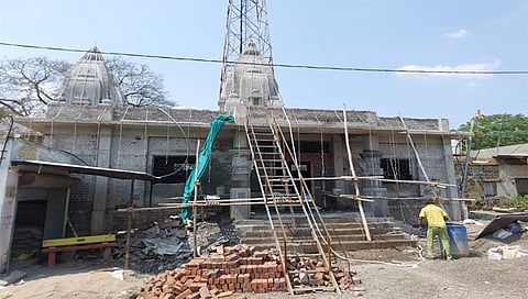 नगरसूल :  हनुमान मंदिराचे सुरू असलेले बांधकाम. (छाया : भाऊलाल कुडके)