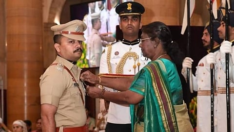 नक्षलवाद्यांचे कर्दनकाळ ठरलेले सोमय मुंडे यांना शौर्य चक्र प्रदान