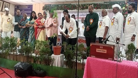 निफाड : दुसर्‍या परिवर्त ग्रामीण मराठी साहित्य संमेलनाचे उद्घाटन करताना मान्यवर.