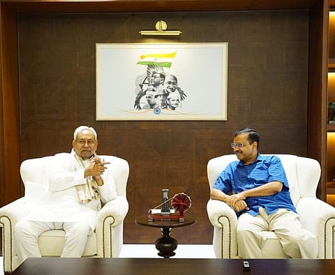 संयुक्त जदचे नेते व बिहारचे मुख्‍यमंत्री  नितीश कुमार यांनी आज आप नेते व दिल्लीचे मुख्यमंत्री अरविंद केजरीवाल यांची भेट घेतली.
