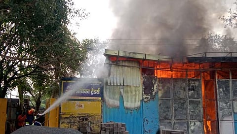 वर्येत प्लायवूडच्या दुकानाला भीषण आग  